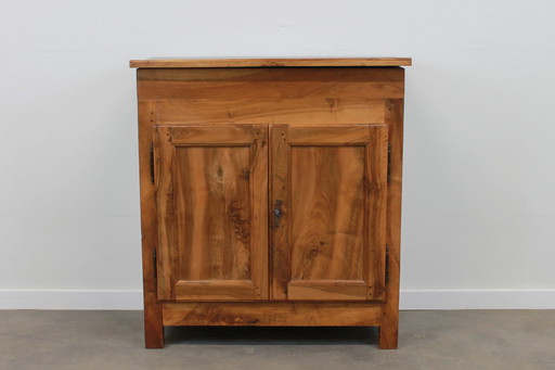 Walnut chest of drawers