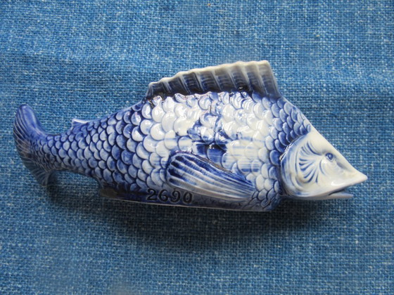 Image 1 of Oud Delfts keramisch beeldje van een blauw-witte vis, decoratief object, vintage