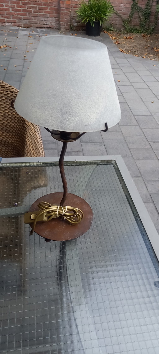 4 Lampen, Tisch, Wand und Plafon.