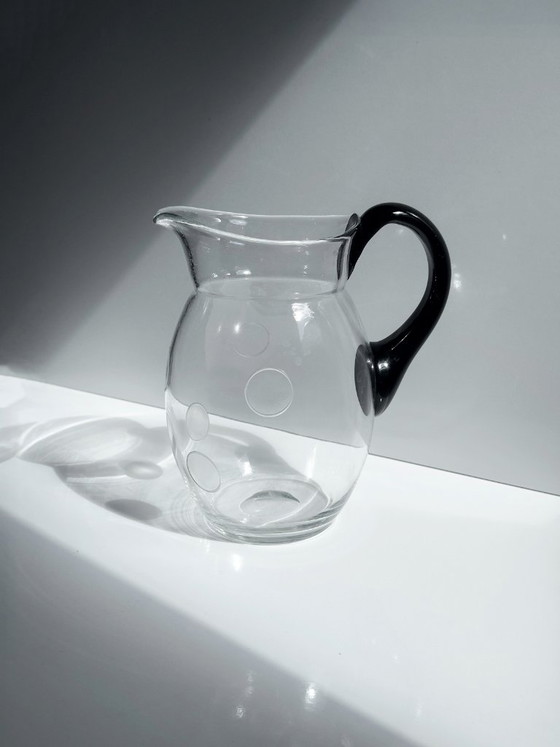 Caraffa in vetro vintage con manico nero, decoro a cerchi grafici, anni '80/'90 – Bicchieri e caraffe, Glass (photo 4 of 5)