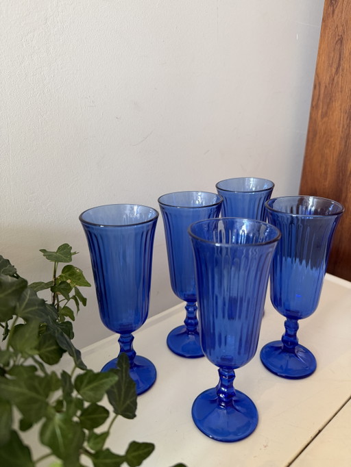 Ensemble de 5 flûtes vintage en verre bleu