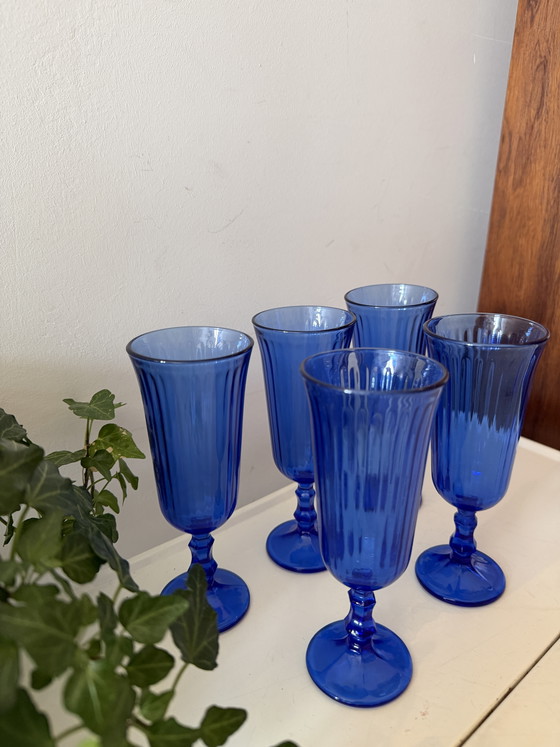 Image 1 of Ensemble de 5 flûtes vintage en verre bleu