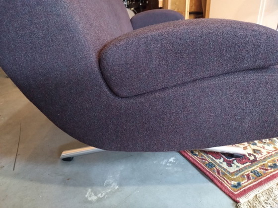 Image 1 of Sofá de tela Artifort Tara C736 con patas metálicas.