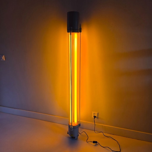 Funky lampada industriale DDR – VEB Leuchtenbau Wittenberg con luce arancione