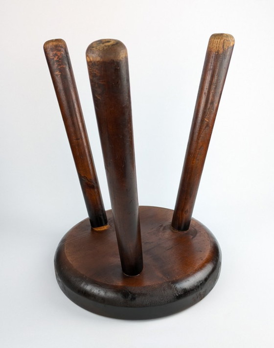 Image 1 of Rustikaler Dreibeinhocker aus gebeizter Kiefer, 1950er Jahre