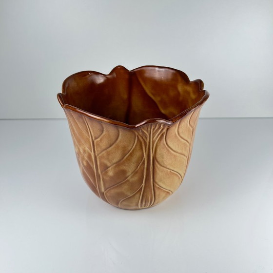 Image 1 of Macetero de barro marrón con efecto de hojas acanaladas, 1960/70