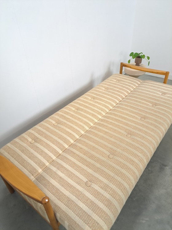 Image 1 of Slaapbank beige gestreept met houten frame