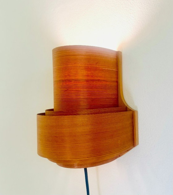 Lampada da parete curva a strati in impiallacciatura di pino, prodotta da Translandia, Danimarca, anni '60. (photo 3 of 7)