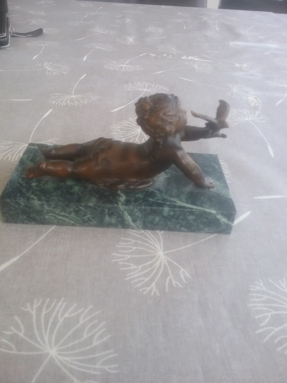 Image 1 of Statuetta in bronzo raffigurante un ragazzo con un uccello in mano.