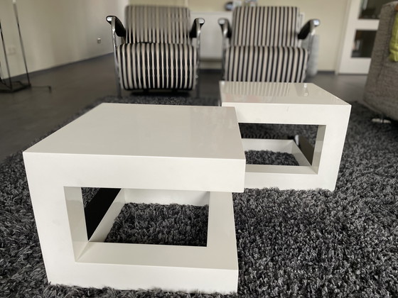 Image 1 of 2 tavoli geometrici bianchi/neri 40 x 40, in legno laccato.