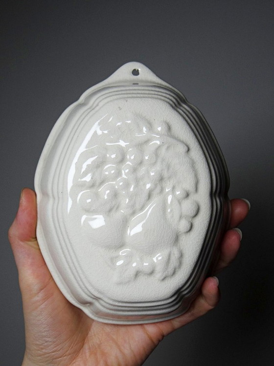 Image 1 of Set van 3 aardewerken puddingvormen, met reliëfversiering, vintage jaren 80-90.
