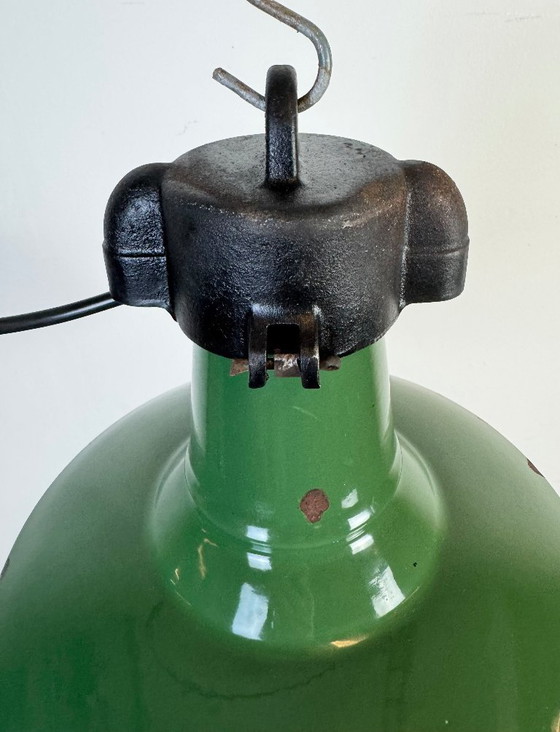 Image 1 of Industriële groene emaille fabriekshanglamp, jaren 60