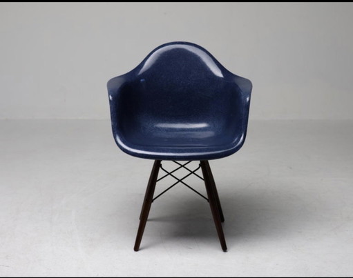 Sillón Eames de Herman Miller – Azul índigo y nogal – eetkamerstoelen, Wood (photo 2 of 10)