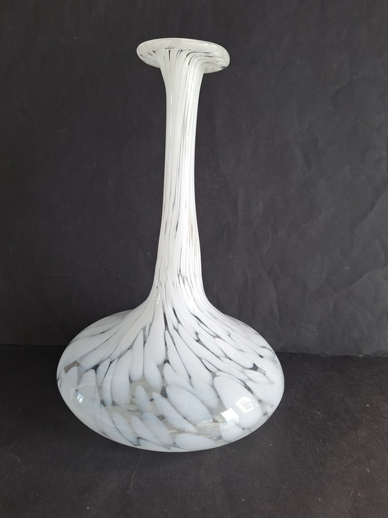 Image 1 of Jarrón Murano Venice UNICA de cuello largo con diseño de puntos blancos y cuerpo ancho. Década de 1980.