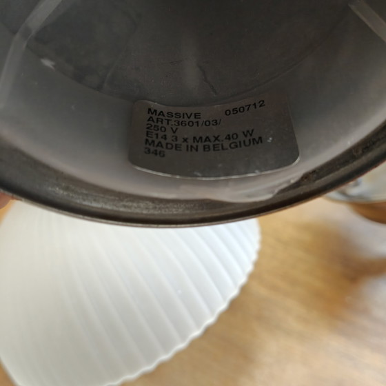 Image 1 of Lampadario vintage a 3 bracci con paralumi in vetro satinato a coste.