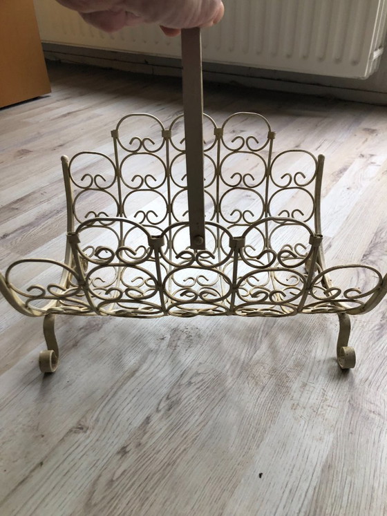 Image 1 of Tijdschriftenrek jaren 50  Cremekleurig draadstaal met sierlijke krullen ontwerp hoogte 25 breed 40 diep 30 hoogte hendel 45