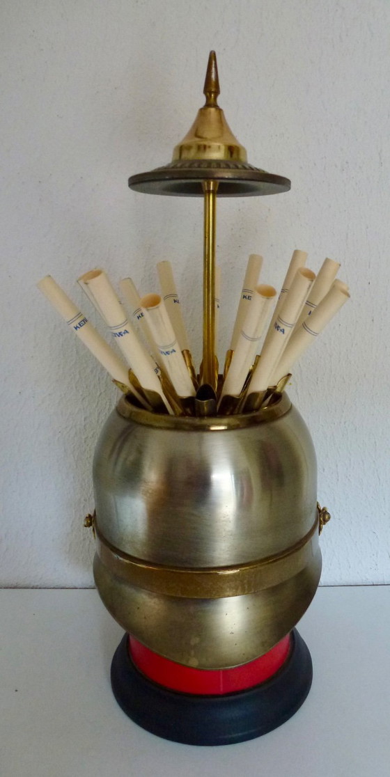 Dispensador de cigarrillos antiguo con forma de casco y caja de música. – Objetos decorativos, Metal, Brass (photo 8 of 8)