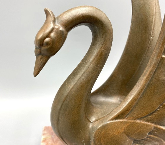 Image 1 of Buchstütze „Schwan 1“ im Art-Deco-Stil – Statue auf Marmorsockel – Frankreich, ca. 1930