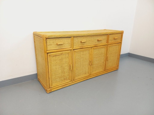Credenza/mobile contenitore vintage in rattan e rattan intrecciato degli anni '70.