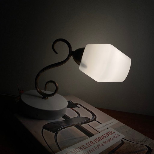 Applique a collo d'oca in ottone con paralume a tulipano in vetro bianco