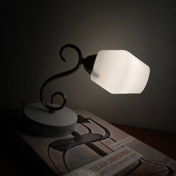 Image 1 of Applique a collo d'oca in ottone con paralume a tulipano in vetro bianco