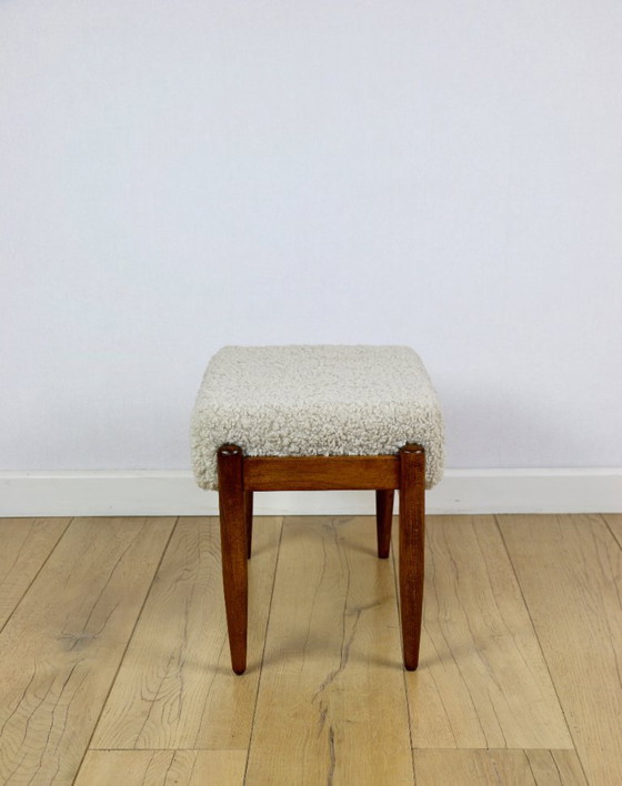 Image 1 of Edmund Homa Hocker, Sitzfläche aus cremefarbenem, elfenbeinfarbenem Bouclé-Leder, langer Lammfellflor. Ähnliche Modelle.