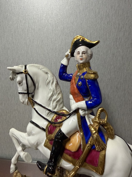Statue équestre en porcelaine