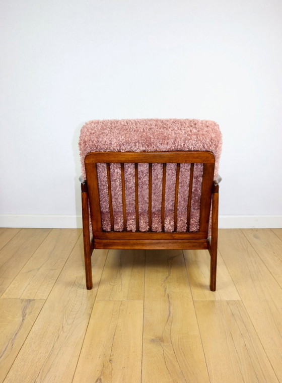 Image 1 of Fauteuil vintage en bois marron, cheveux longs roses, projet Z. Bączyk - 2 exemplaires disponibles