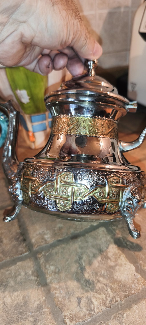 Marokkaanse/Arabische theepot van zilverkleurig metaal. Afmetingen op de foto, gewicht 800 gram. Hoogte 22 cm. Lengte