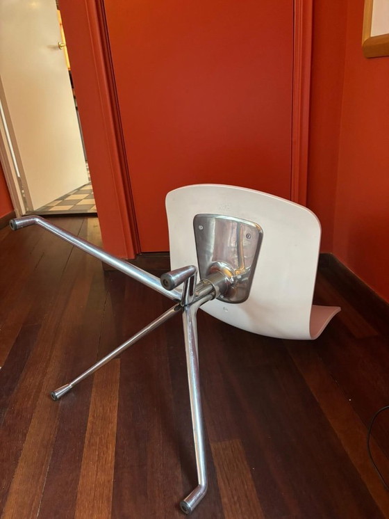 Image 1 of Sedie girevoli bianche in vendita del marchio HAY