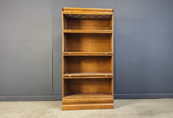 Image 1 of Bibliothèque d'avocat à quatre niveaux en chêne avec vitraux