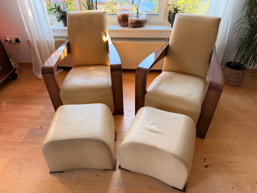 Hugues Chevalier Vintage Ying Armchair in Holz und Leder sowie die passende Ottomanen