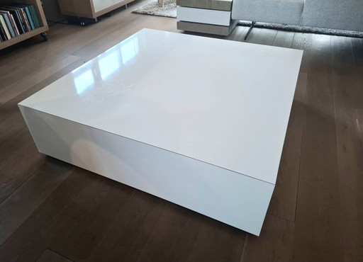 Mesa de diseño único en color blanco 120x120