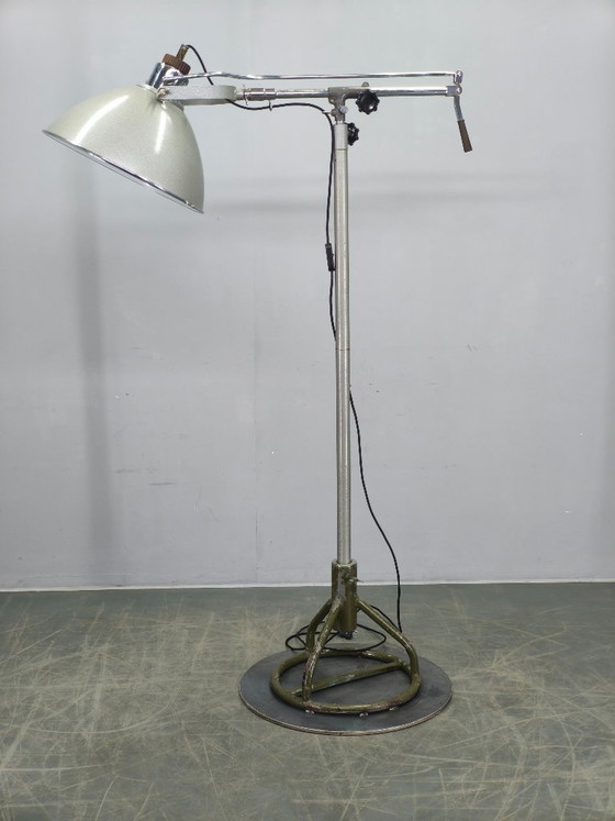 Image 1 of Tsjechische industriële chirurgische vloerlamp uit een militair ziekenhuis, jaren 1950