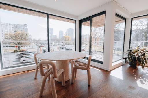 Table de salle à manger ronde en travertin – une pièce design intemporelle