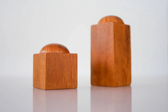 Image 1 of Ensemble de 2 salières et poivrières en teck de style moderniste danois.