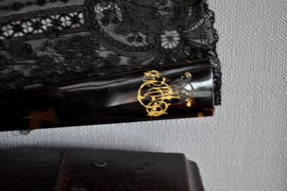 Image 1 of Fächer aus Spitze und Schuppen, monogrammiert, um 1800 (Ref. 3641)