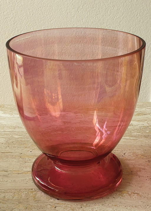 Vase en cristal aux reflets irisés et huileux.
