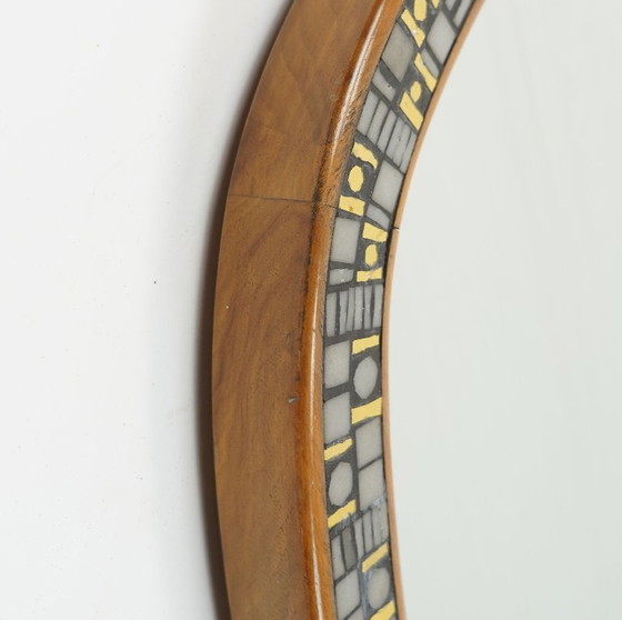 Image 1 of Très beau et rare miroir moderne des années 1950, orné d'une mosaïque et encadré en bois de cerisier.