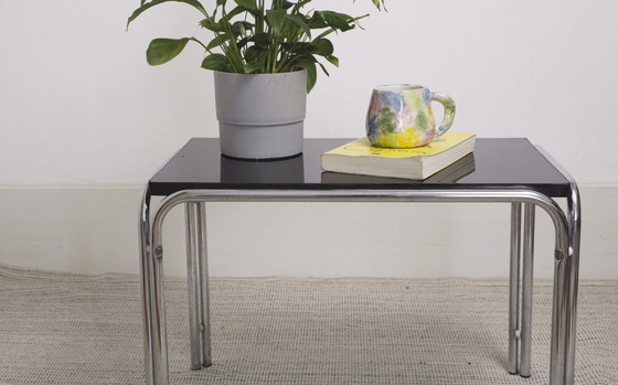 Image 1 of Tavolino laterale Bauhaus cromato con piano in acciaio tubolare e MDF nero, panca/mensola in stile Laccio di Marcel Breuer