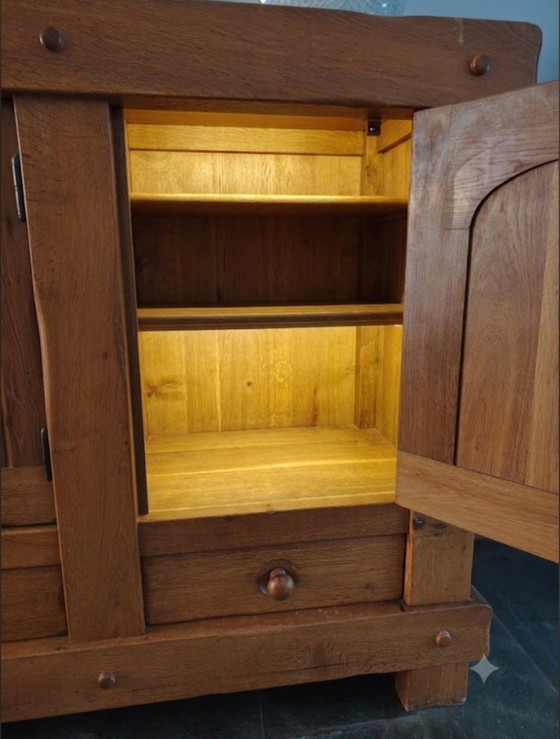 Image 1 of Brutalistisch dressoir, dat gemaakt is van massief eikenhout. 