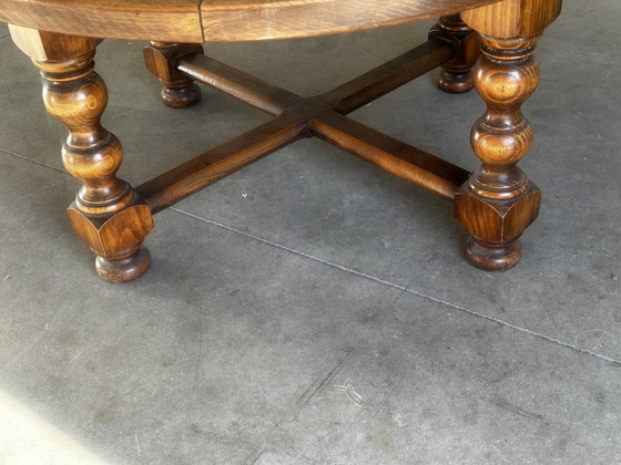Brutalistische ronde salontafel van hout en veelkleurig leer met dierenriemdecoratie. – Wood, Leather (photo 12 of 12)