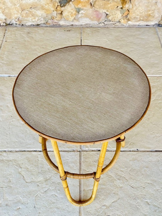 Image 1 of Mesita auxiliar de bambú y ratán de mediados de siglo, década de 1960.