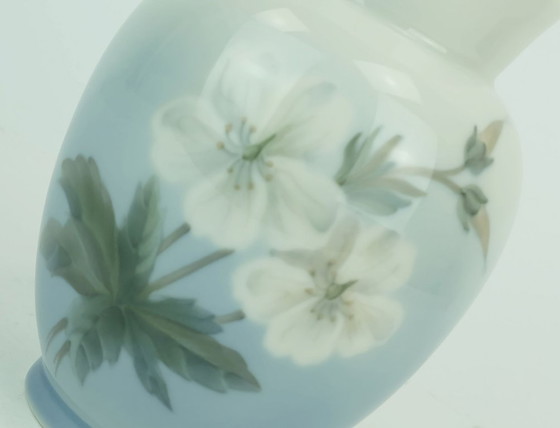 Image 1 of VASO vintage in porcellana Royal Copenhagen con decorazioni floreali modello 2667 36