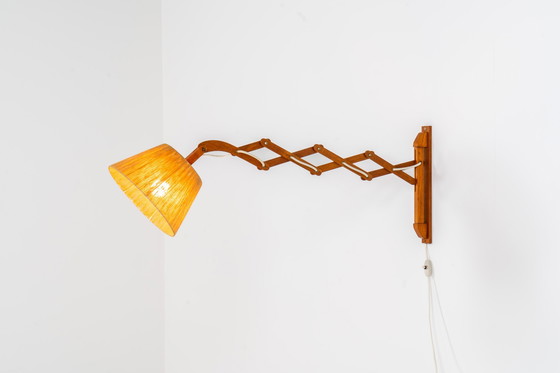 Image 1 of Grote teakhouten wandlamp "Scissor" (Denemarken, jaren 1960).