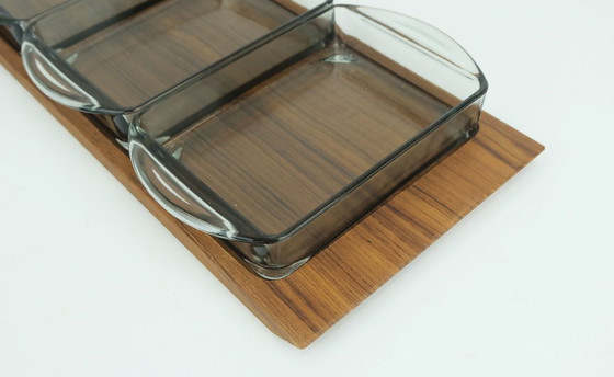 Image 1 of SET DA SERVIRE moderno danese vassoio in teak con ciotole in vetro anni '60