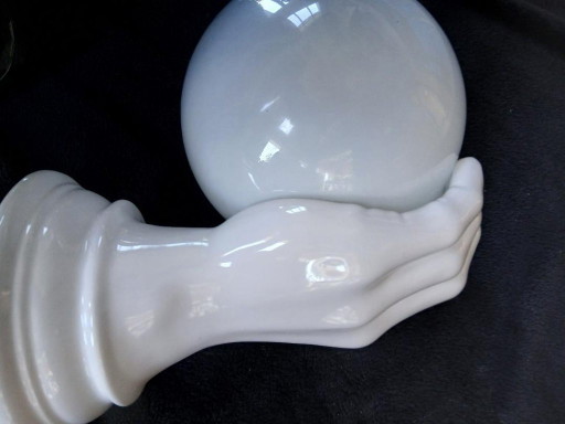 Applique da parete gigante a forma di mano in ceramica bianca con globo opalino, design vintage.