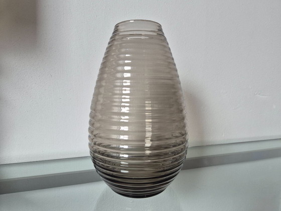 Image 1 of Copiadora/Fábrica de vidrio Leerdam - Jarrón acanalado Fumé (diseño 1953)