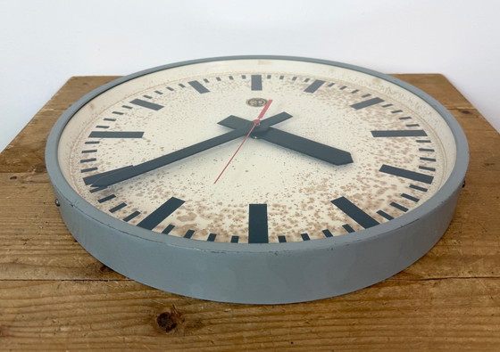Grande orologio da parete industriale grigio da stazione di CTW, 1960 – Vetro, Ferro (photo 13 of 18)