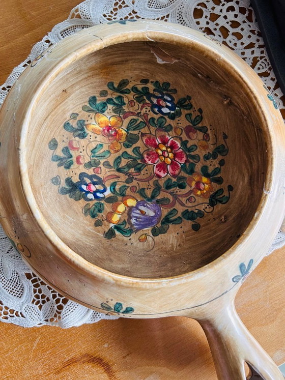 Image 1 of Kleurrijk gedecoreerd kleibord, handbeschilderd.